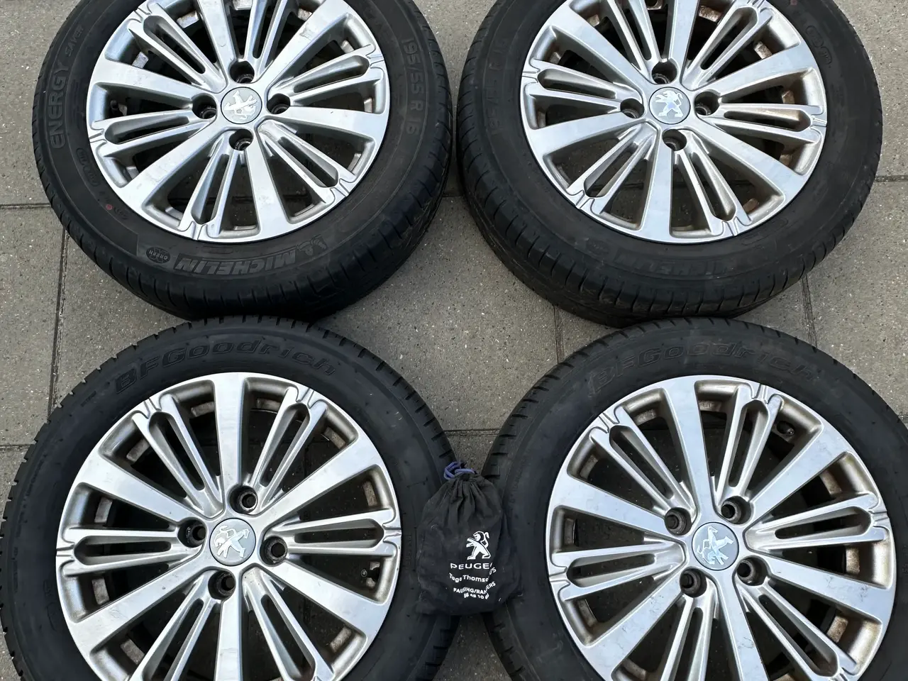 Billede 1 - Originale Peugeot 208 alufælge med dæk