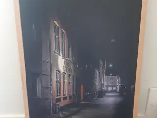 Billede af Café 1000FRYD by night.