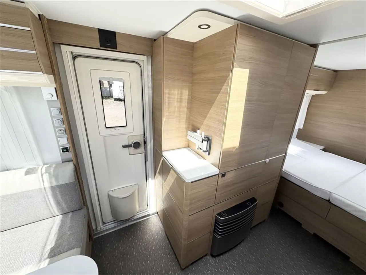 Billede 11 - 2020 - Adria Adora 613 UT Queensbed-Endebad-Gulvtemp.-Mover