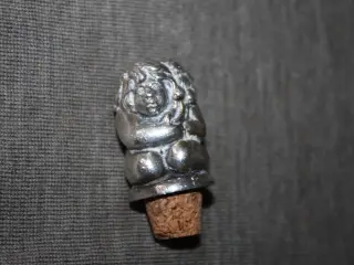 Vinprop i metal med figur
