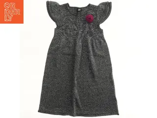 Kjole med glimmerdetaljer fra H&M (str. 122)