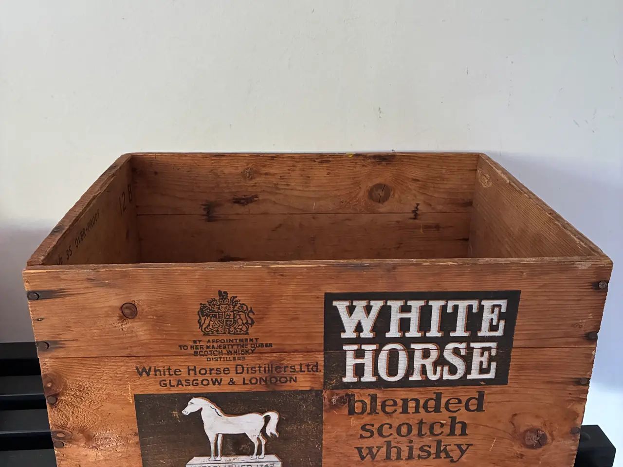 Billede 1 - SOLGT - Skøn gammel trækasse, White Horse