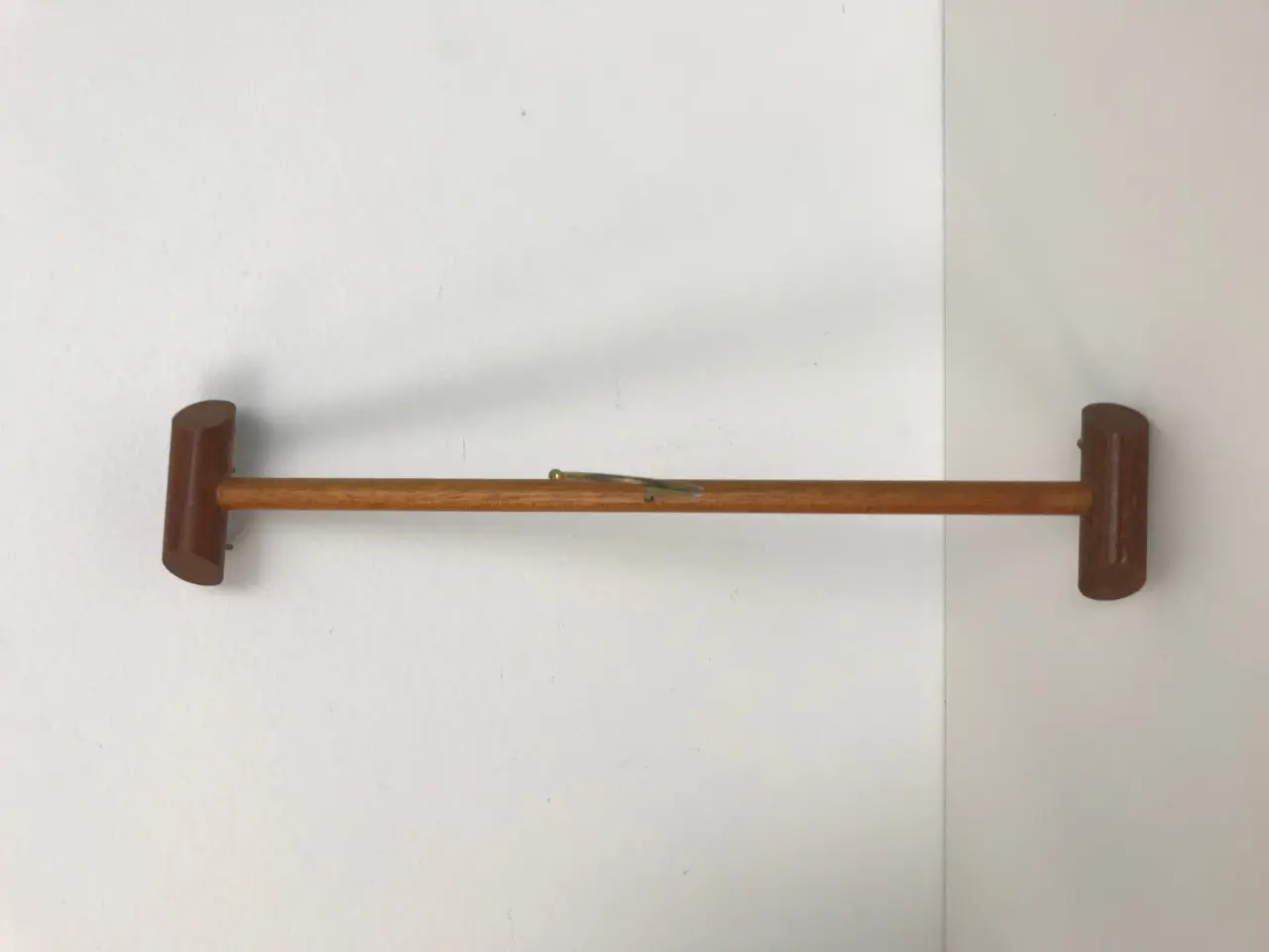 Billede 7 - Retro bøjle / ophæng i teak og messing