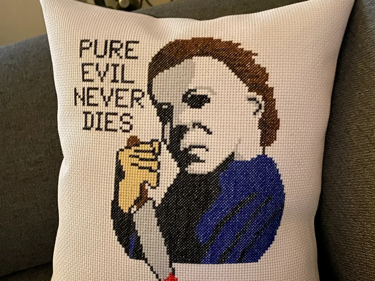 Billede 1 - Håndbroderet Michael Meyers pude