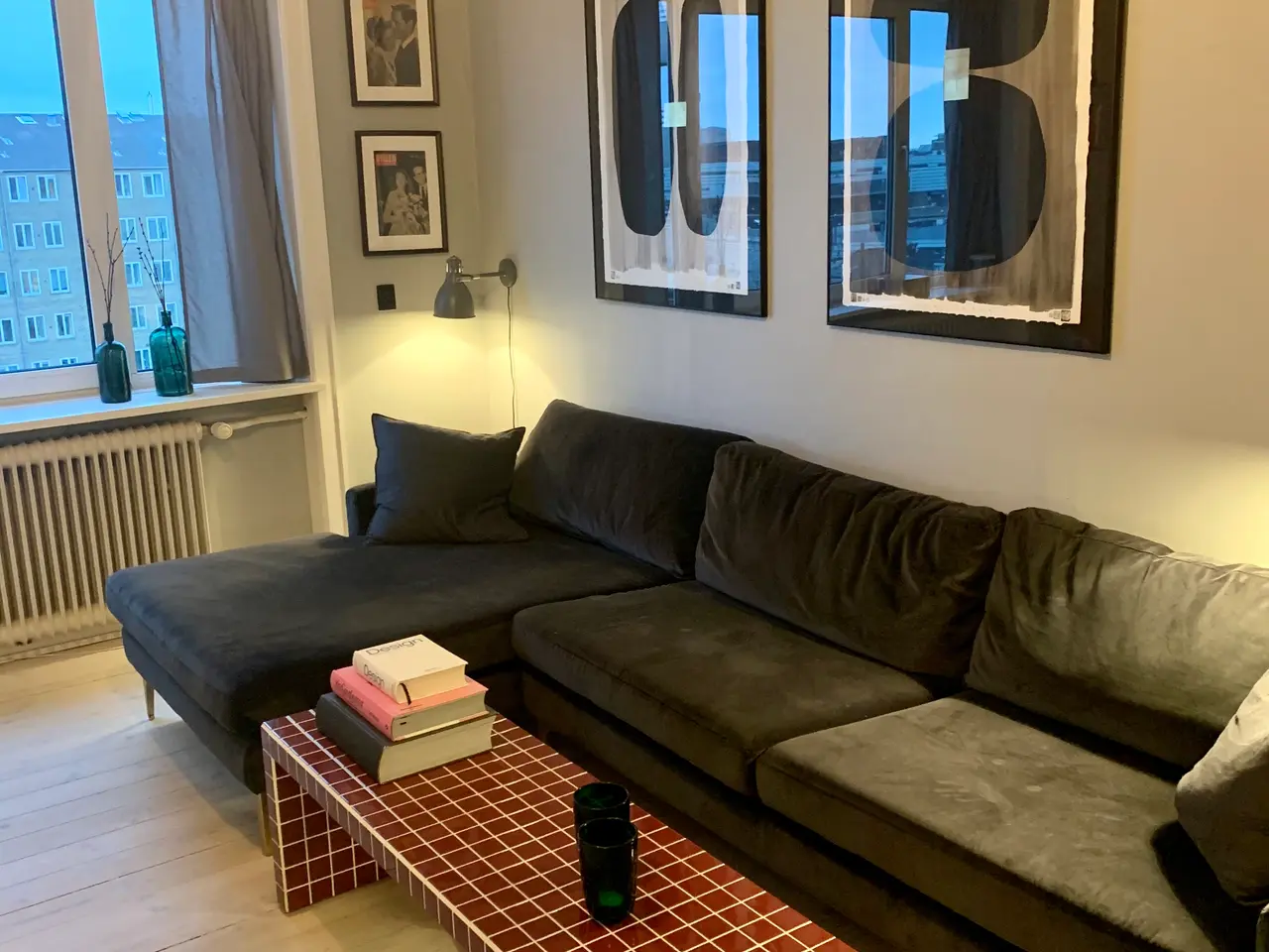 Billede 2 - Velholdt og rummelig sofa