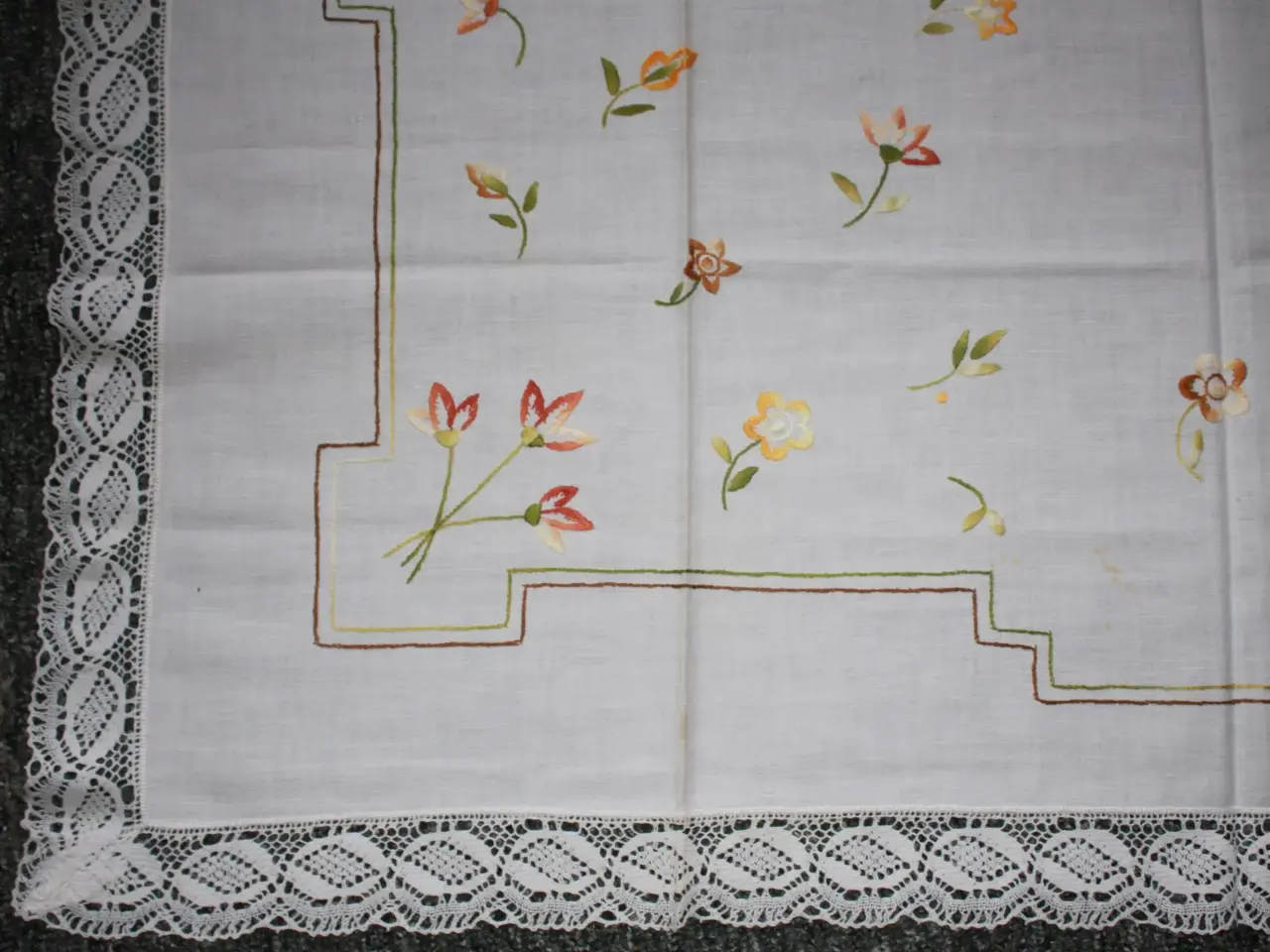 Billede 3 - Lille broderet dug 100 x 100 cm