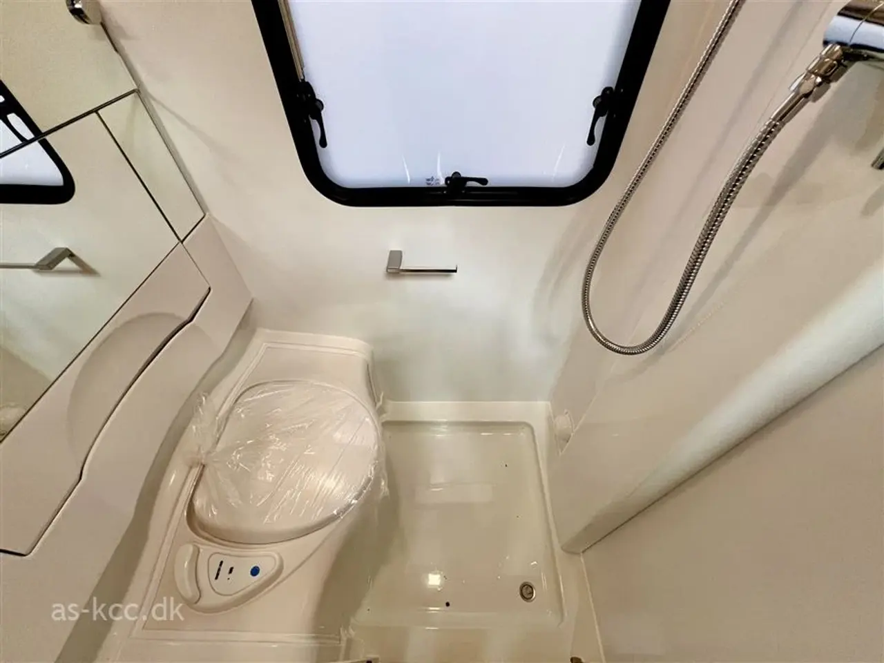 Billede 14 - 2026 - Adria Altea 542 PK   Adria Altea 542 PK årg. 2026 6 sovepladser, 4 siddepladser, 2 køjer, sidesiddegruppe, dobbeltseng.
