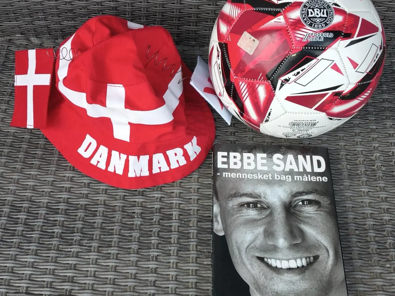 Billede 1 - NY DANMARK BØLLEHAT, DBU SELECT BOLD, OG EBBE SAND