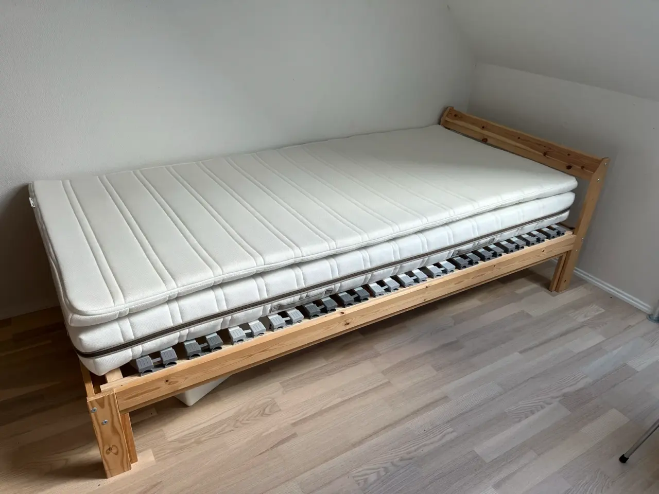 Billede 1 - Ikea seng med madras