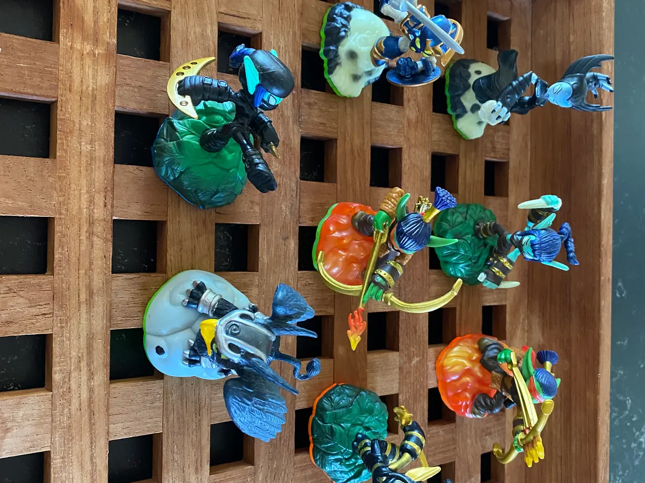 Billede 3 - 53 stk. Skylanders og rund taske og 1 mønt
