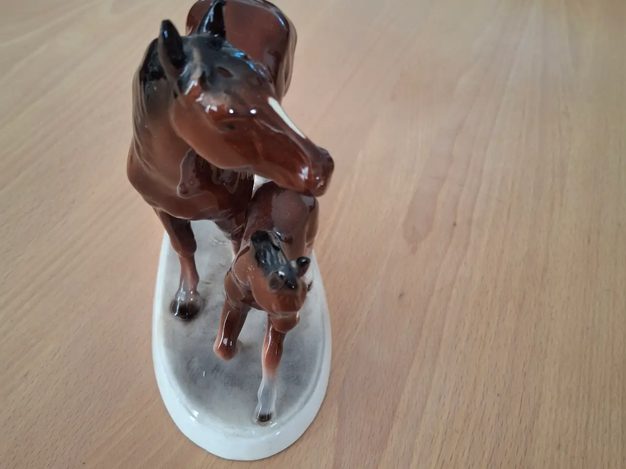 Billede 2 - Hest med føl .meget velholdt