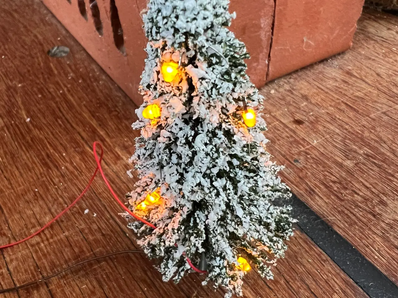 Billede 1 - Sne dækket juletræ med lys