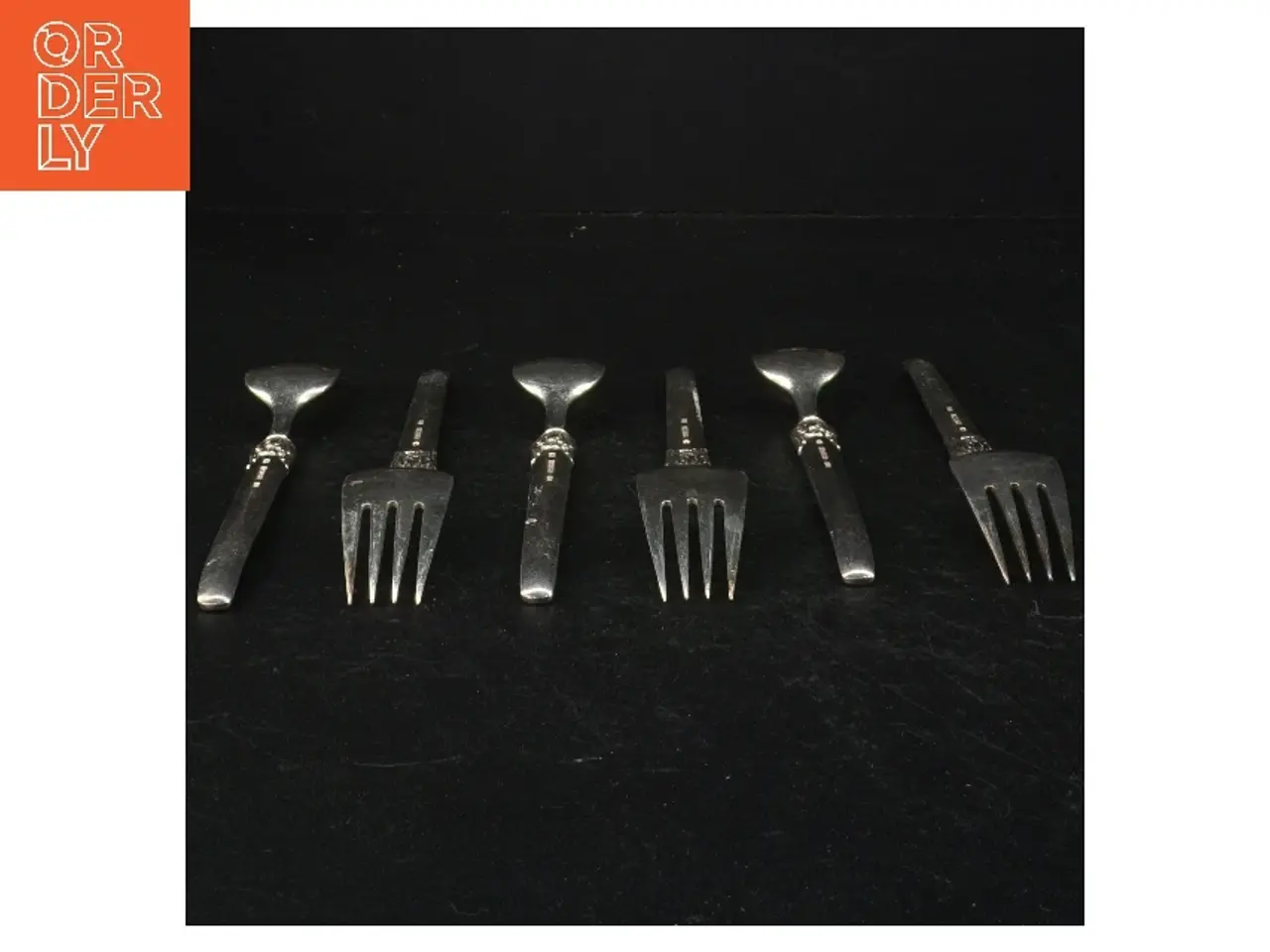 Billede 3 - Sølvfarvede gafler med dekoration (str. 19,5 cm)