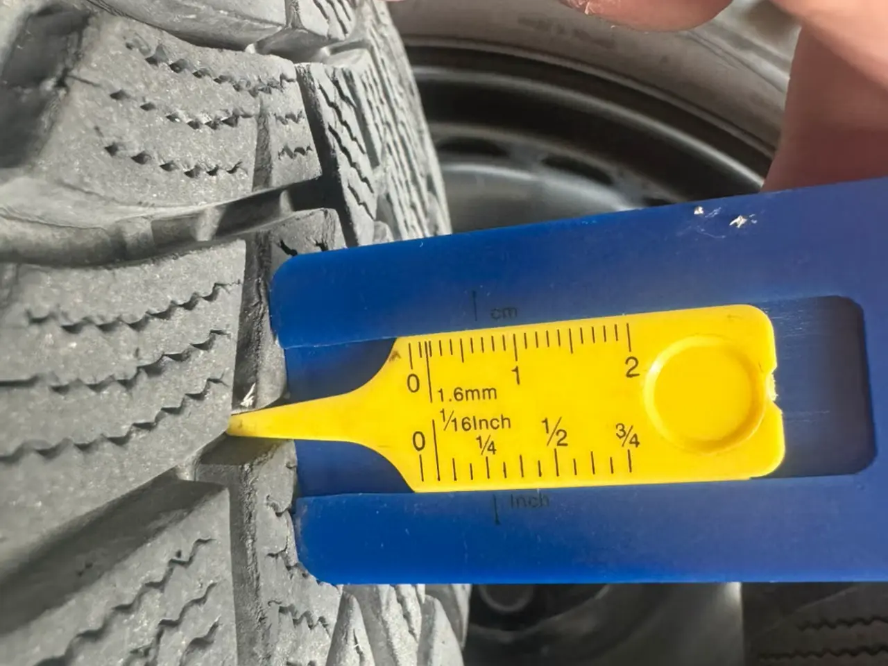 Billede 6 - Helårs dæk 215/60/R16 Good Year Siddet på Vw Passa