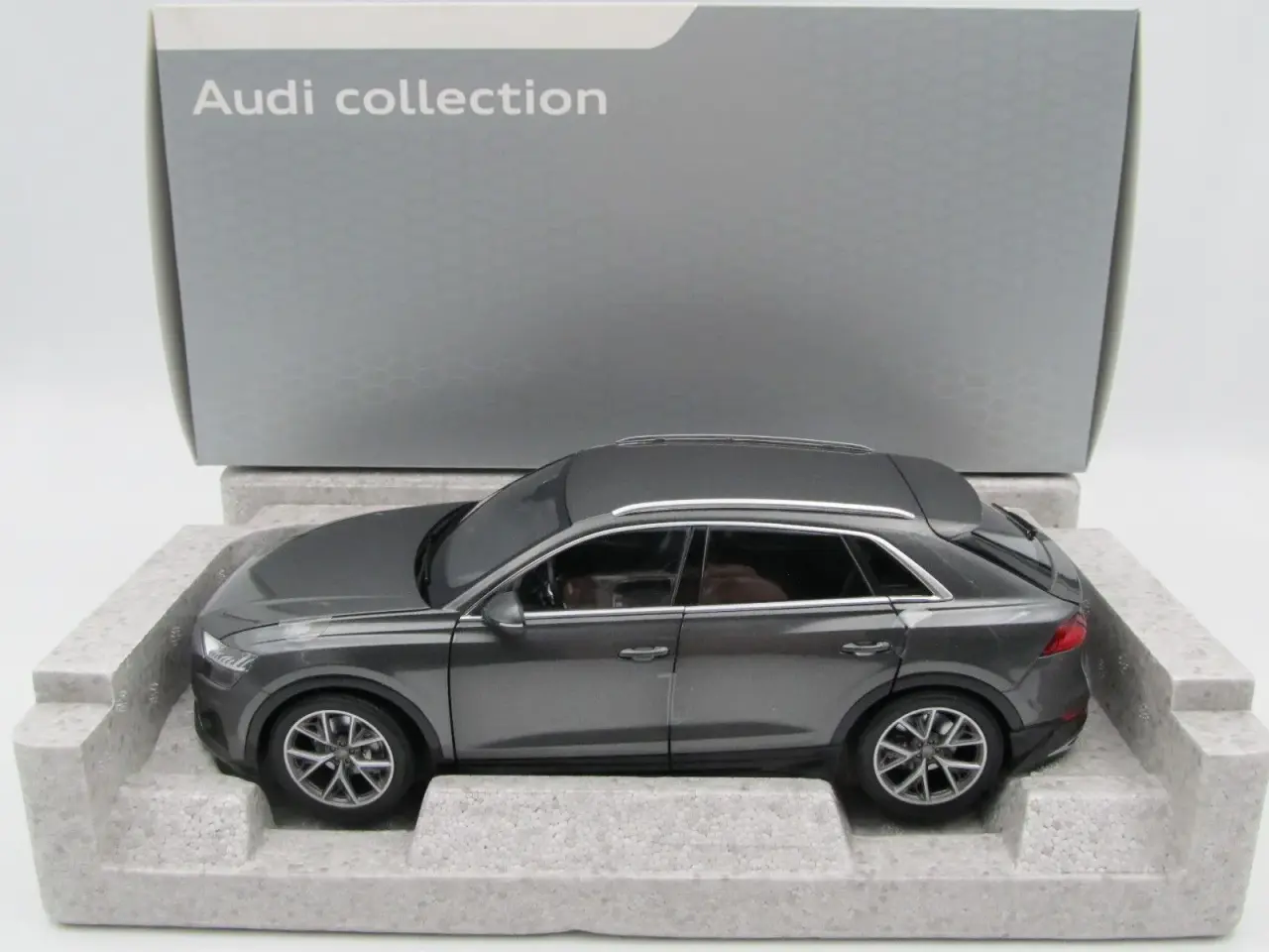 Billede 2 - 2018 Audi Q8 1:18 AUDI dealer Edition