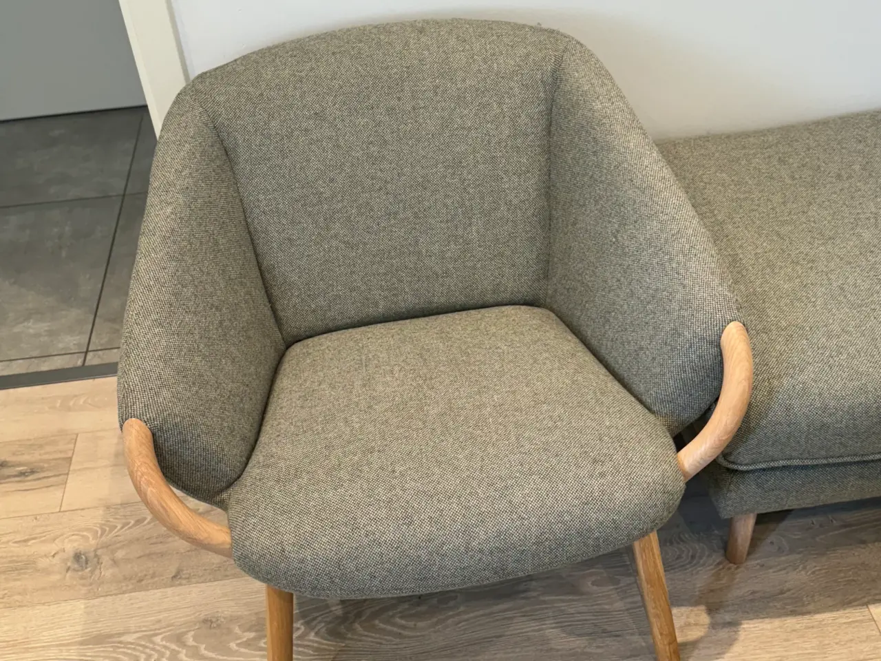 Billede 5 - sofa med sofabord samt 2 stole samt puf