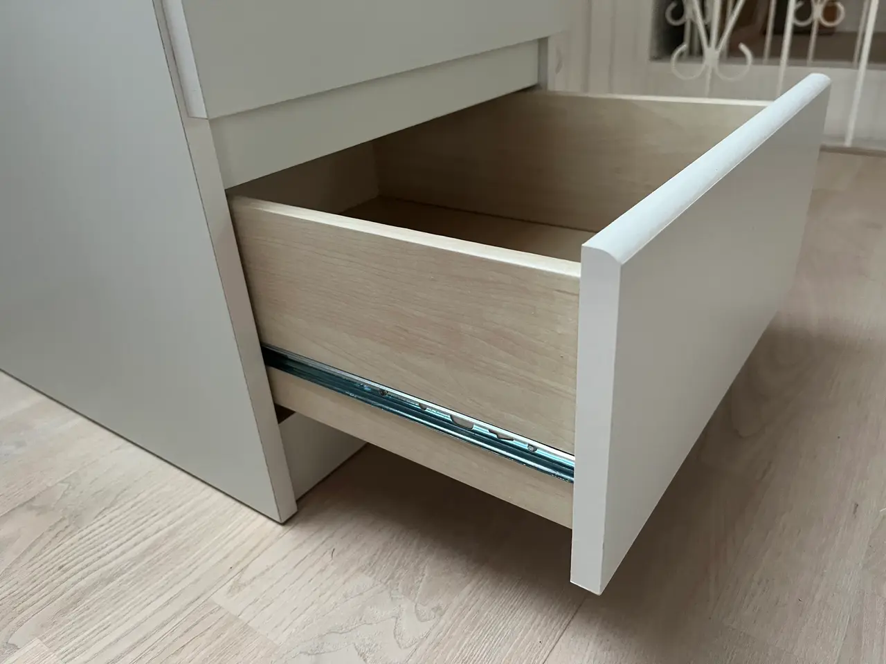 Billede 5 - Hvidt natbord med 2 skuffer, Kommode