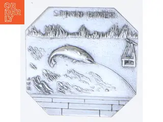 Sølvfarvet broche med Stryn River motiv (str. Ø 3,5 cm)