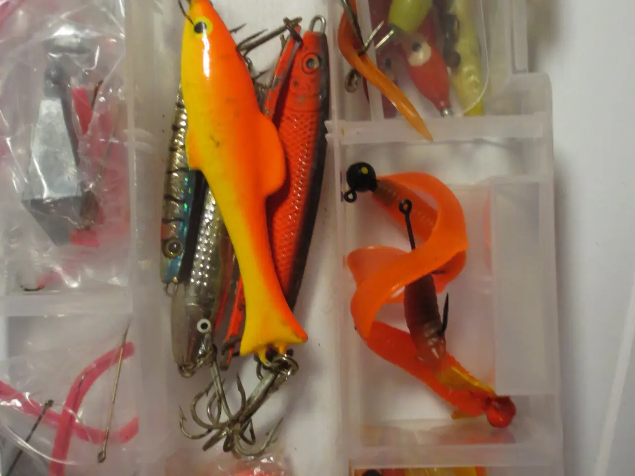 Billede 7 - Fiskestænger Med Hjul 4 Sæt.2 røde sæt,+Div.Knive