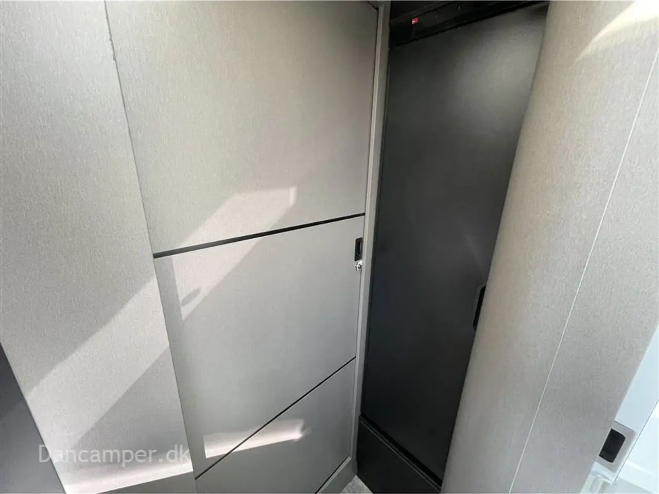 Billede 25 - 2024 - Chausson X650 Exclusive line   TILBUDSPRIS kr. 999.900,- SPAR kr. 50.000,- Camper med stor Lounge og siddegruppe, 9-trins automatgear, sænkeseng, stor garage, specialfælge, Connect- og X-tilbehørspakke ,