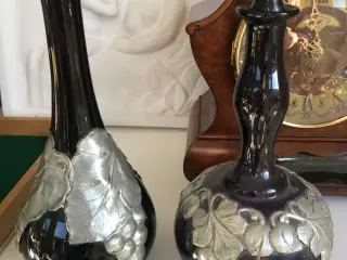 Gammel karaffel i lilla med tin og vase