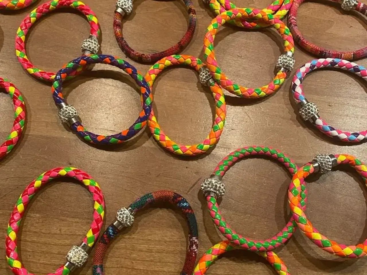 Billede 2 - Farverige armbånd