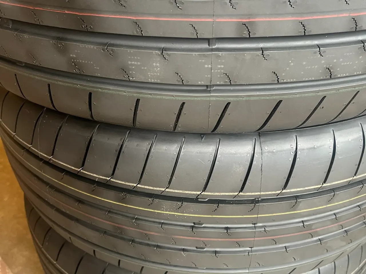 Billede 1 - Nye 215-50-19 Sommerdæk Bridgestone.