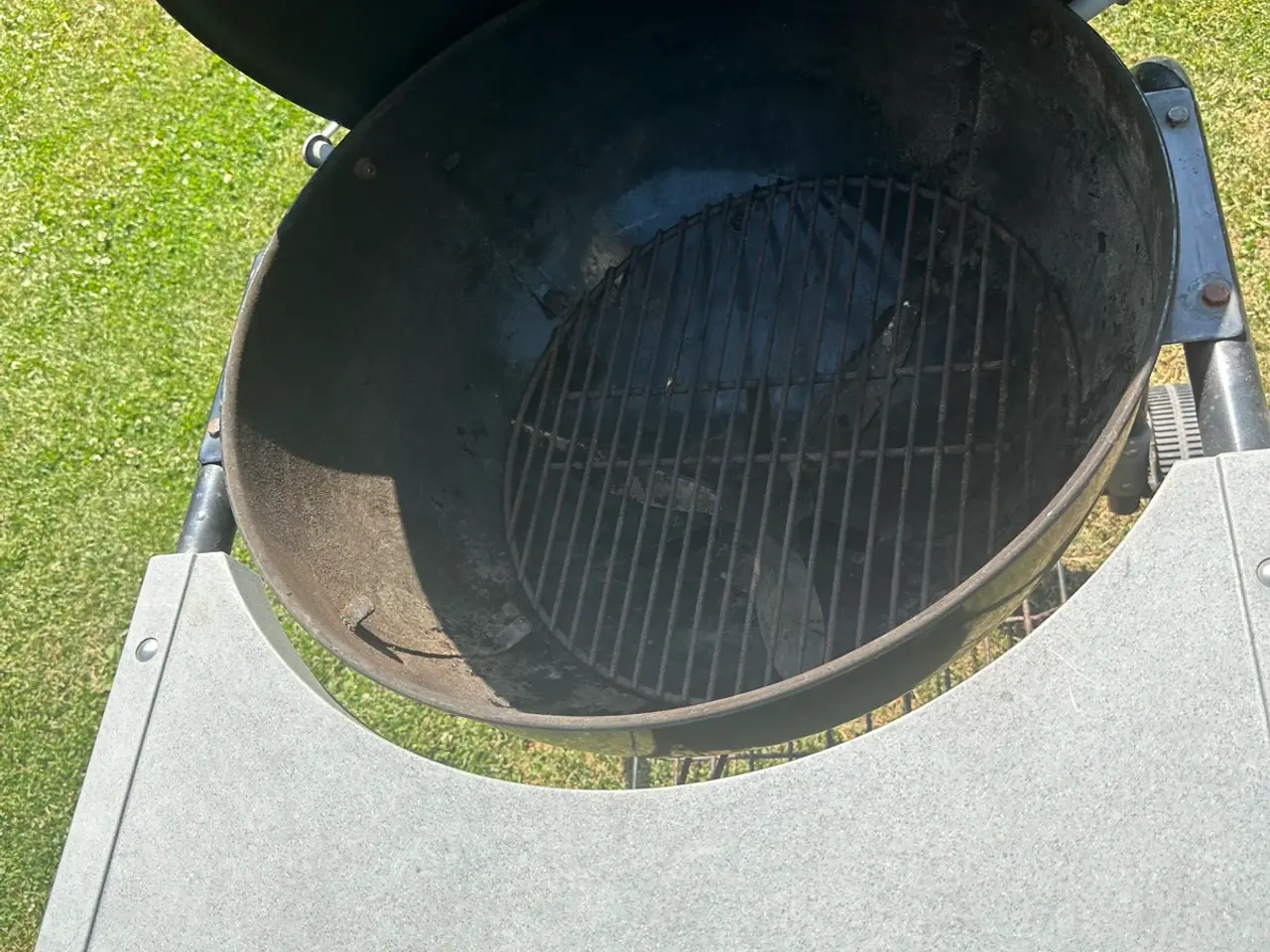 Billede 2 - Weber kuglegrill med bord inkl. 2 ps. Grillkul 