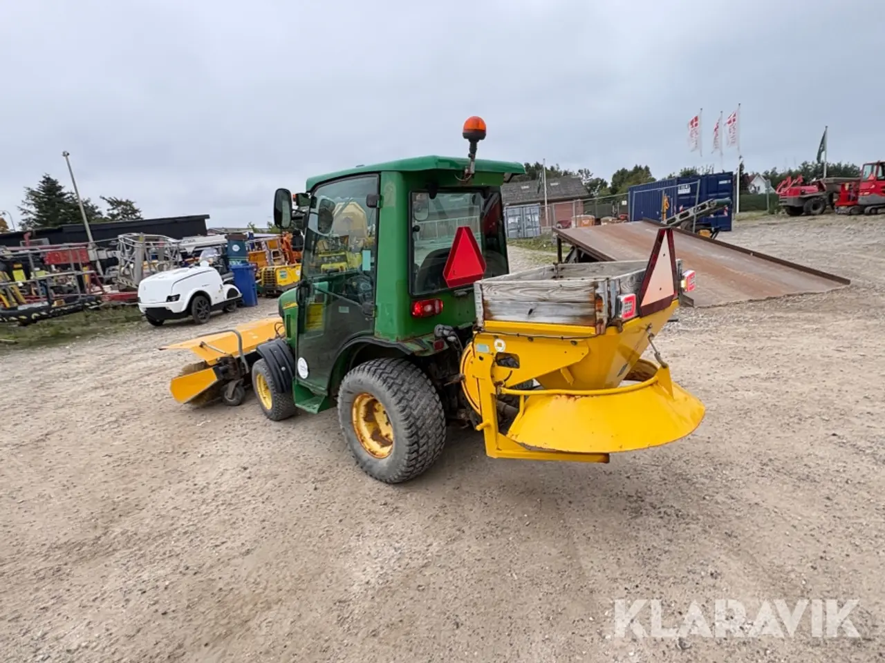 Billede 4 - Traktor John Deere 2320 med kost og spreder