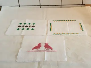 Broderi Kaffebrikker/Servietter SE 2 fotos