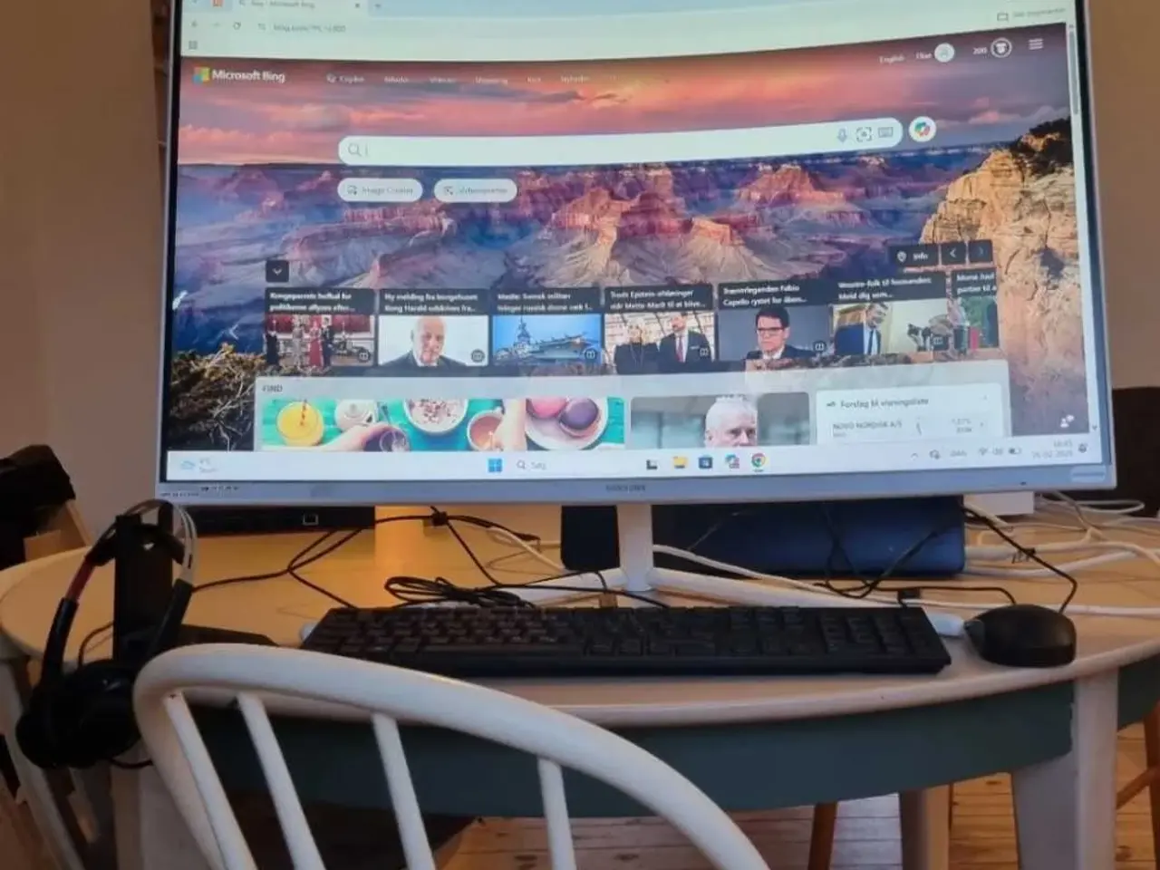 Billede 1 - Samsung skærm 32", inkl. keyboard, headset og mus.