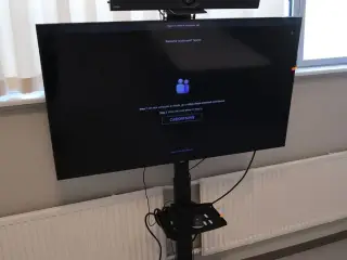 Fjernsyn SAMSUNG UE50TU6905K på stander med soundbar
