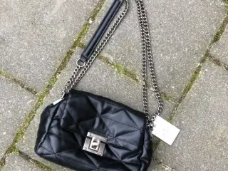Sort SKULDERTASKE fra STRADIVARIUS