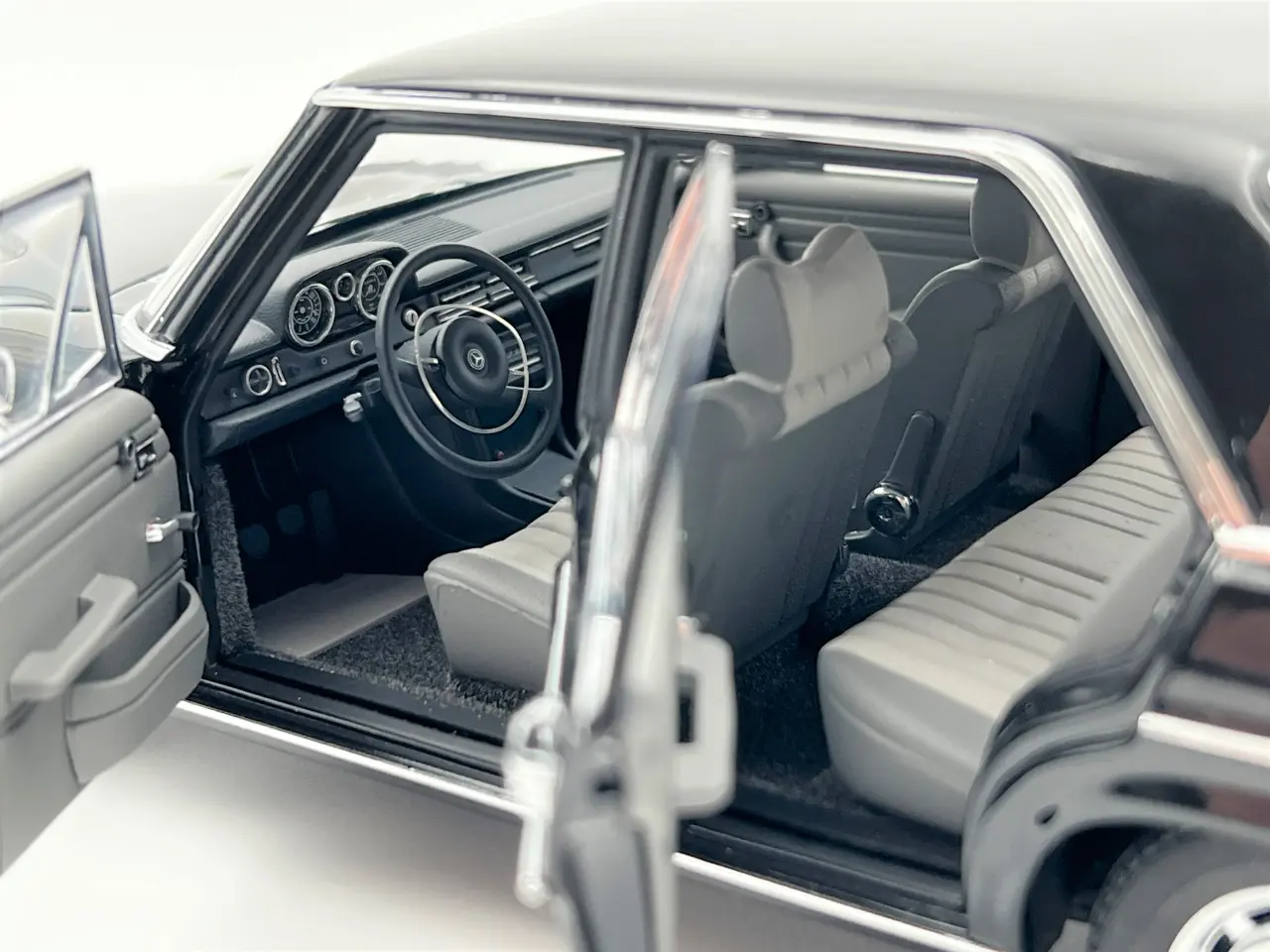 Billede 6 - 1968 Mercedes-Benz 220D /8 AUTOart - 1:18