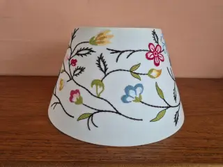 Smuk hvid lampeskærm med broderi