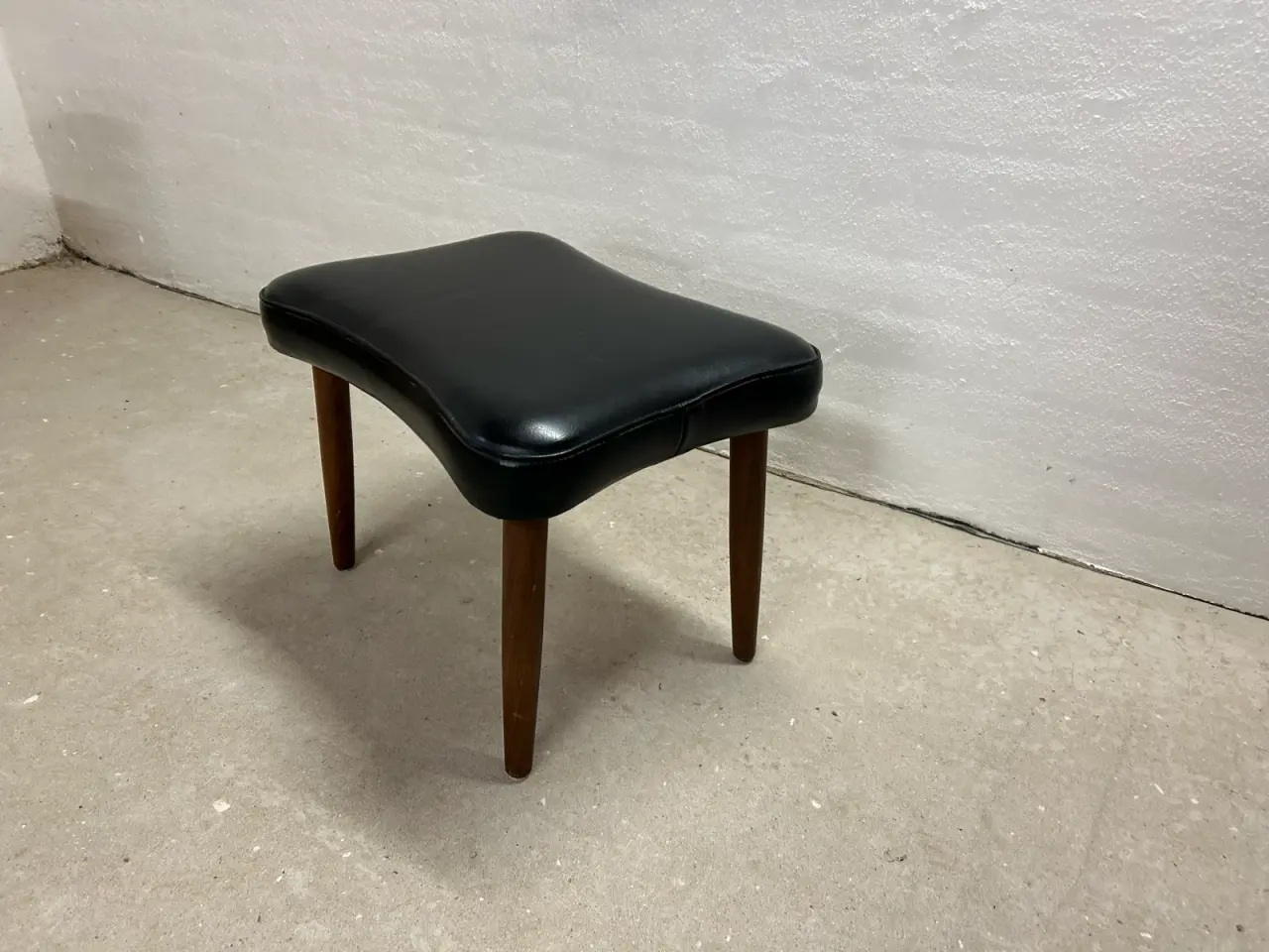 Billede 3 - 🇩🇰 Klassisk dansk vintageskammel i teak og sort 