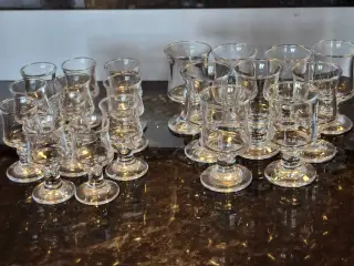 Holmegårdskibsglas, hvidvin(9) og snaps(11)