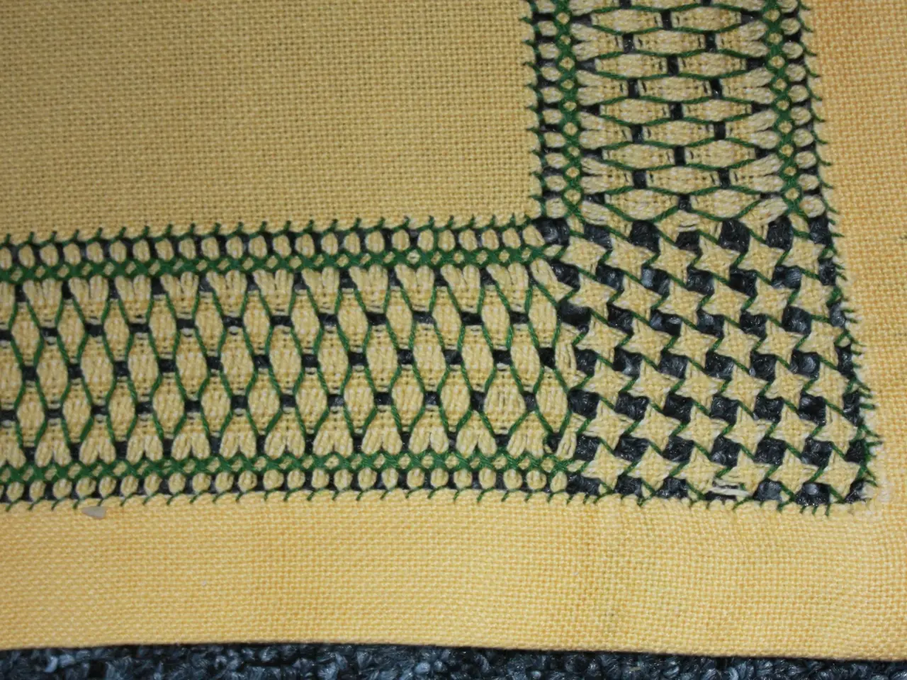 Billede 4 - Okkerfarvet dug, 110 x 120 cm