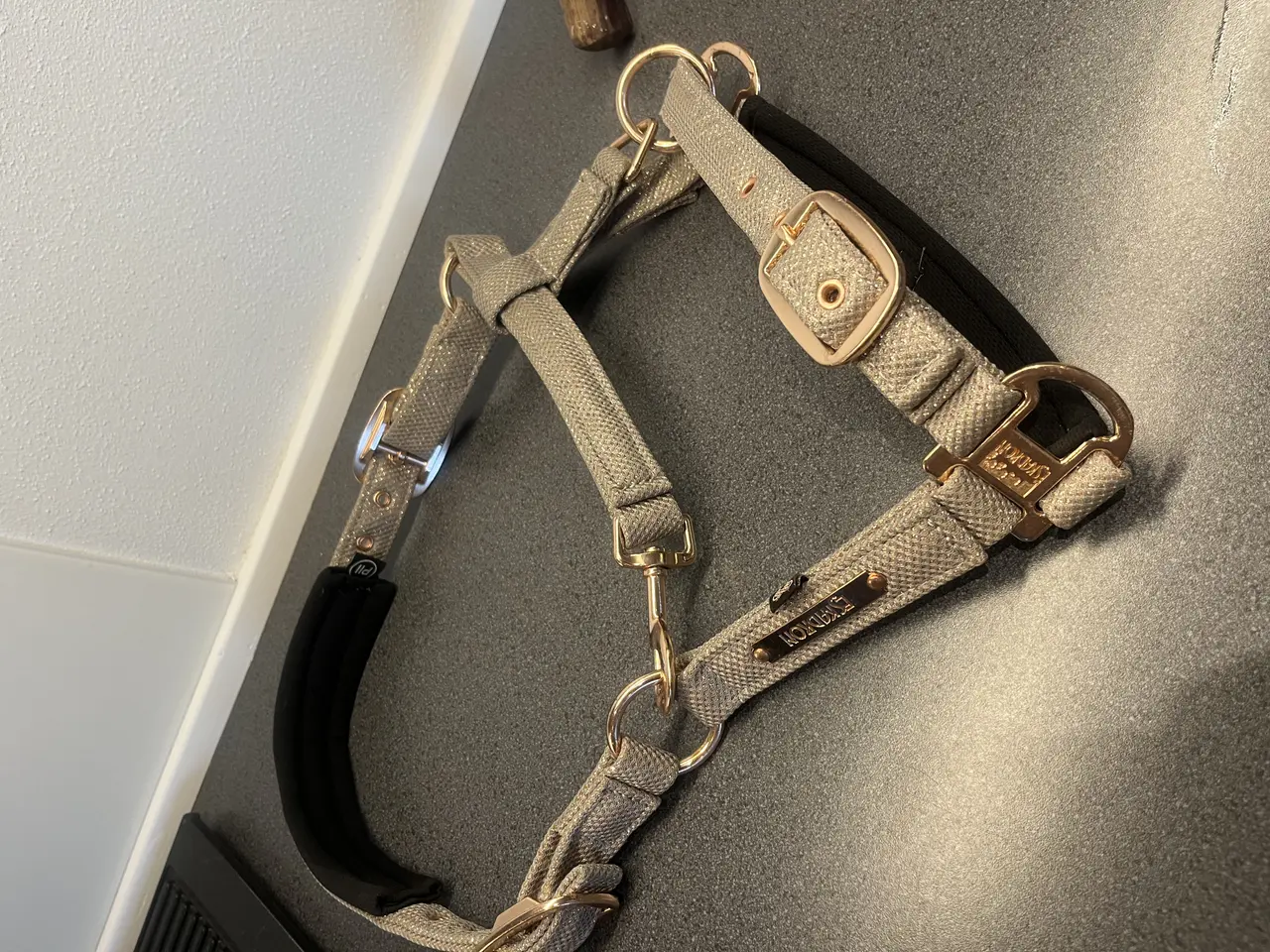 Billede 7 - To Eskadron grimer i beige – én med glitterdetalje