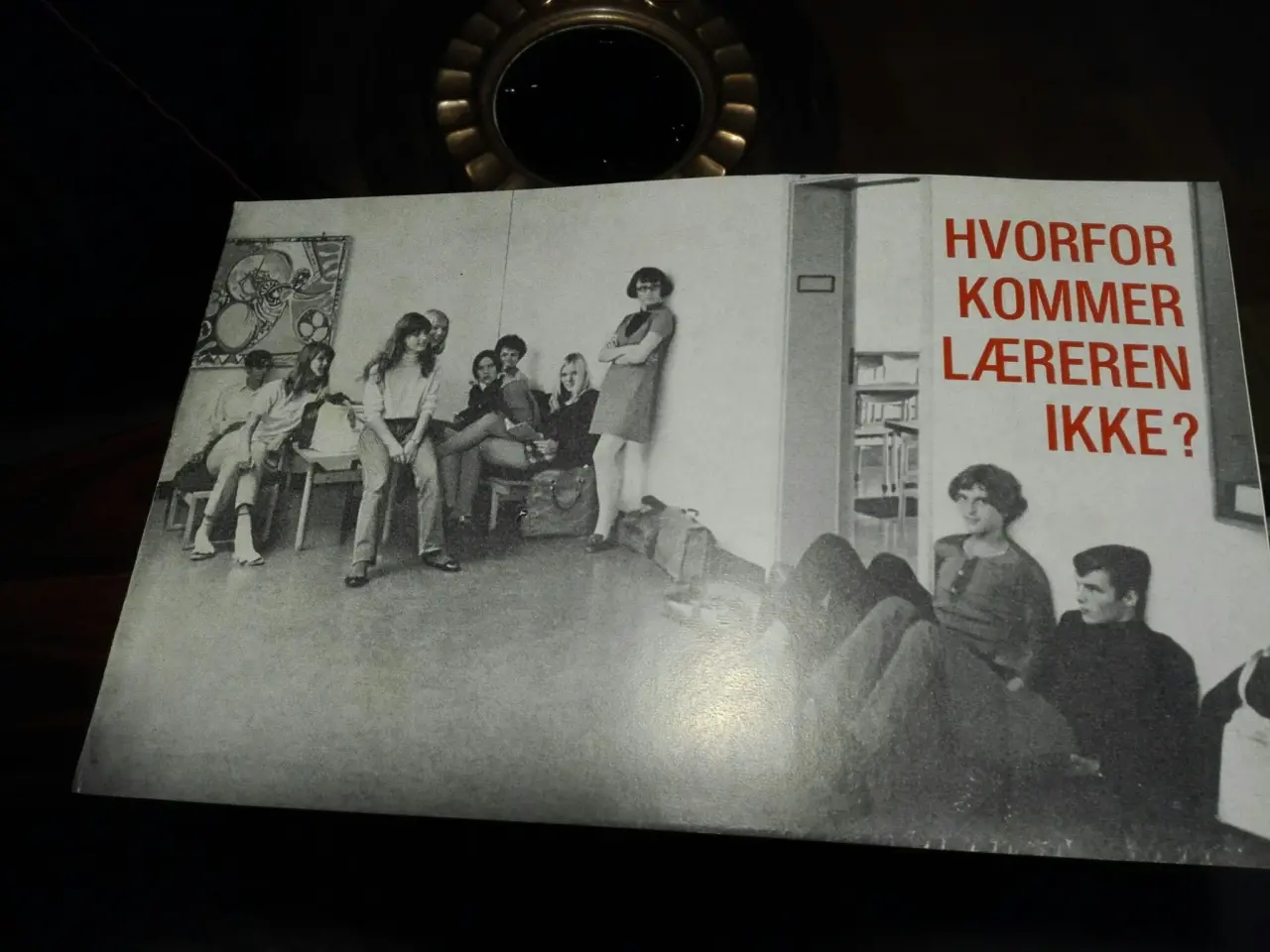 Billede 1 - Pjece: Hvorfor kommer læreren ikke. ….. Giv bud.