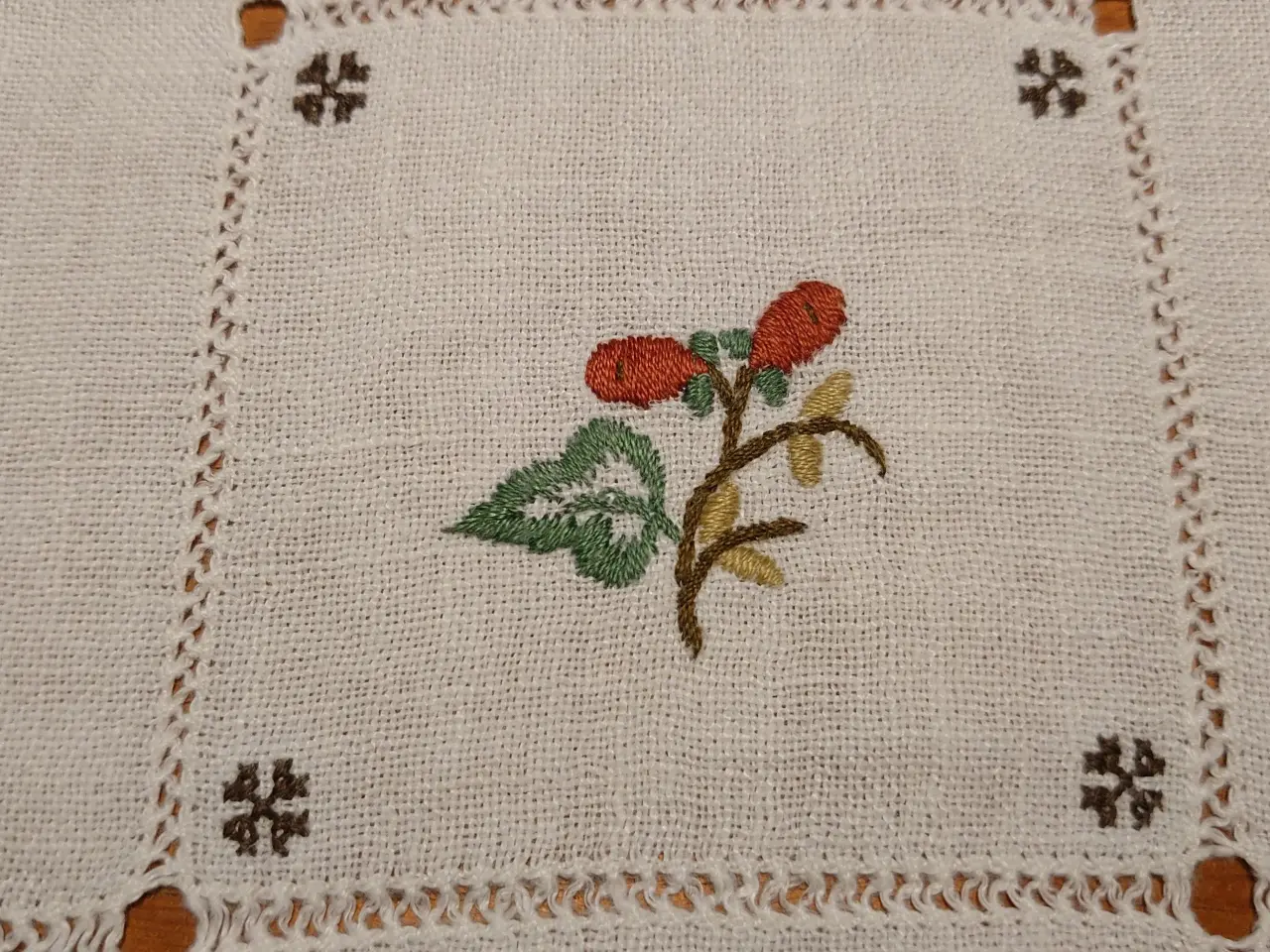 Billede 4 - Gammel bordløber med broderier. (128 x 37)cm.