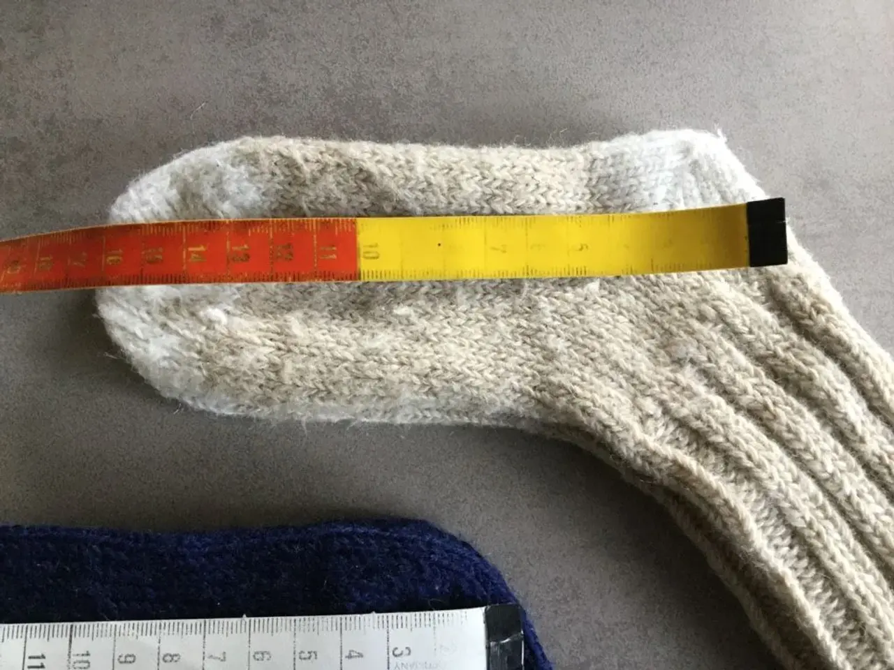 Billede 3 - Hjemmestrikket strømper 2 par for 10 kr