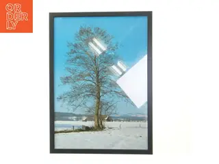 Sort billedramme med landskabsmotiv (str. 30x42 cm)