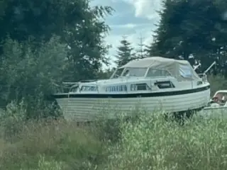 Risør 27 motorbåd Med defekt volvo penta motor