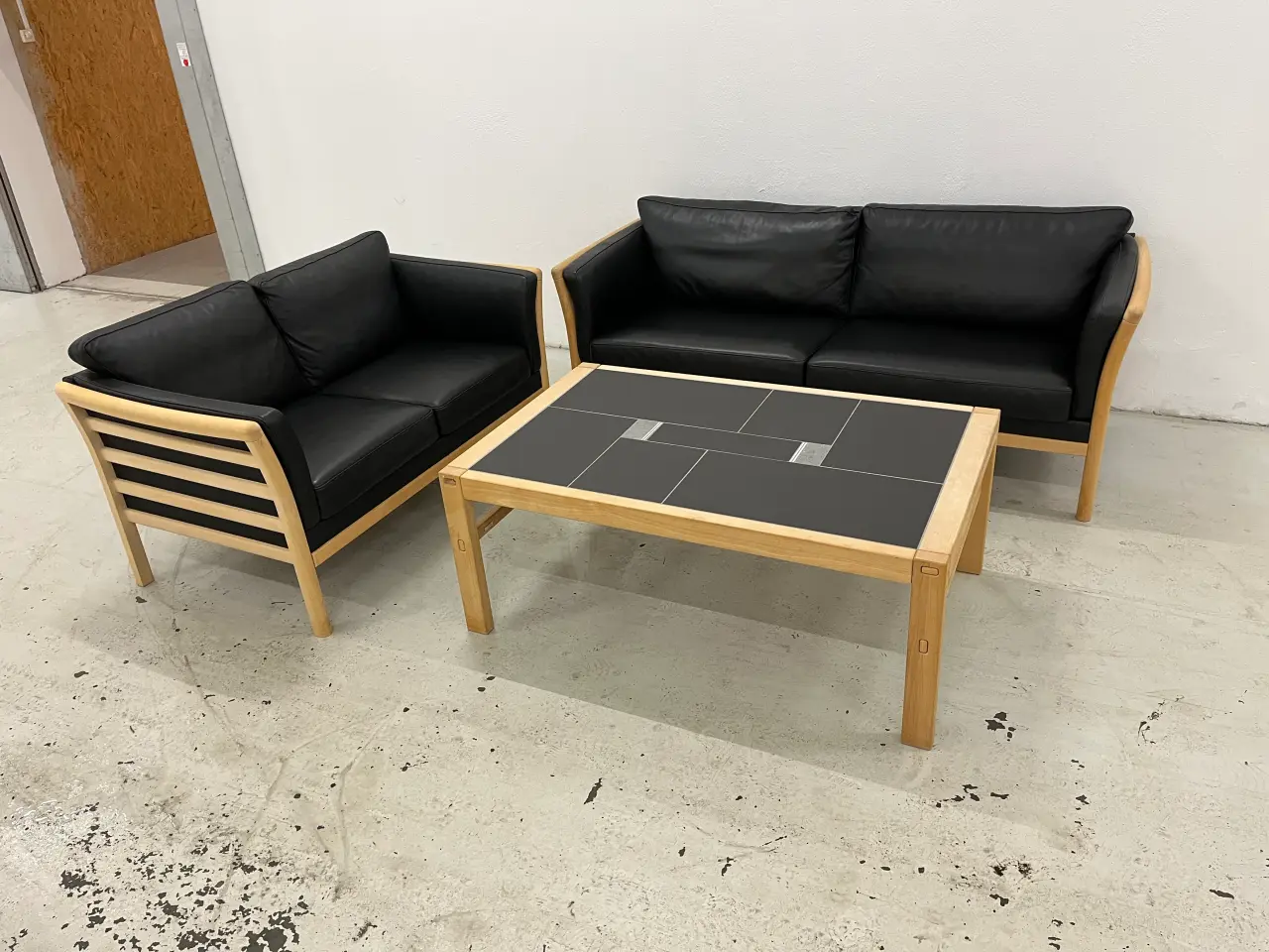 Billede 2 - Sofagruppe 3+2 Pers.I sort anilin læder gavl i bøg