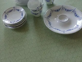 4 sæt kopper med underkopper og kagetallerkner