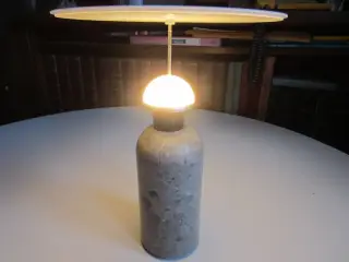 New Works Kizu transportabel bordlampe i grå