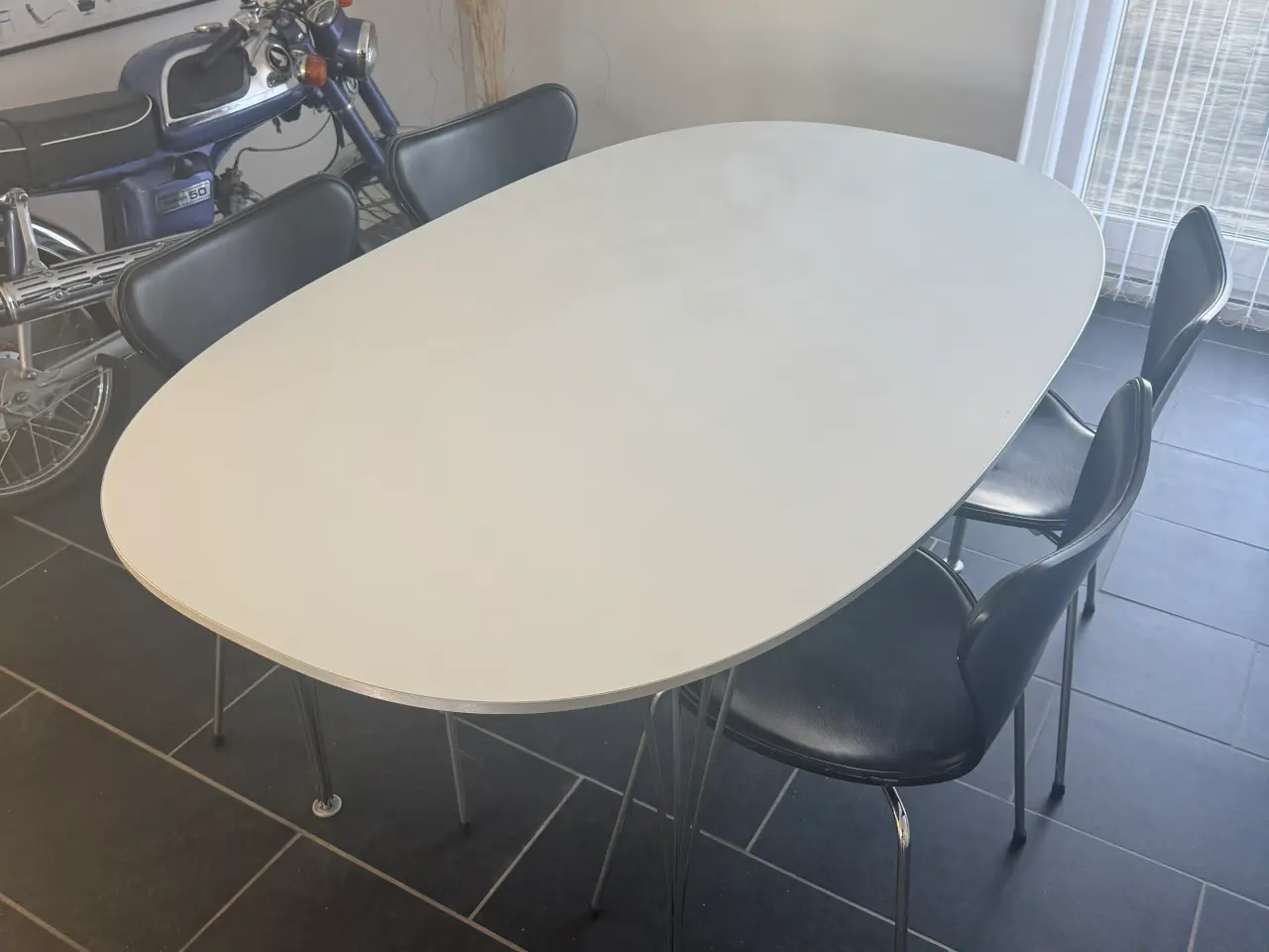 Billede 1 - Piet Hein bord og 7’er stole