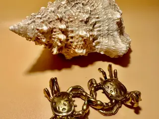 To miniature håndstøbte ældre krabbefigurer