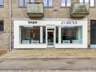 171 m²butik med store facadevinduer